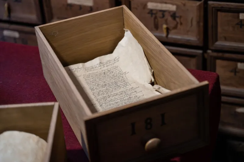 El Pasado que se Dobla: Cómo los Gobiernos Latinoamericanos Reescriben la Historia para Gobernar el Presente
