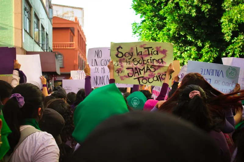 Filantropía de Escaparate: Cómo las Corporaciones Multinacionales Compran Conciencia Social mientras Destruyen Comunidades