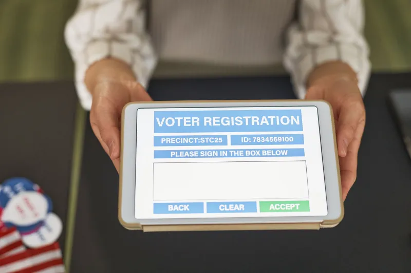 El Voto que No Cuenta: Cómo las Plataformas de Participación Digital Convierten la Ciudadanía en Espectadora de sus Propias Decisiones
